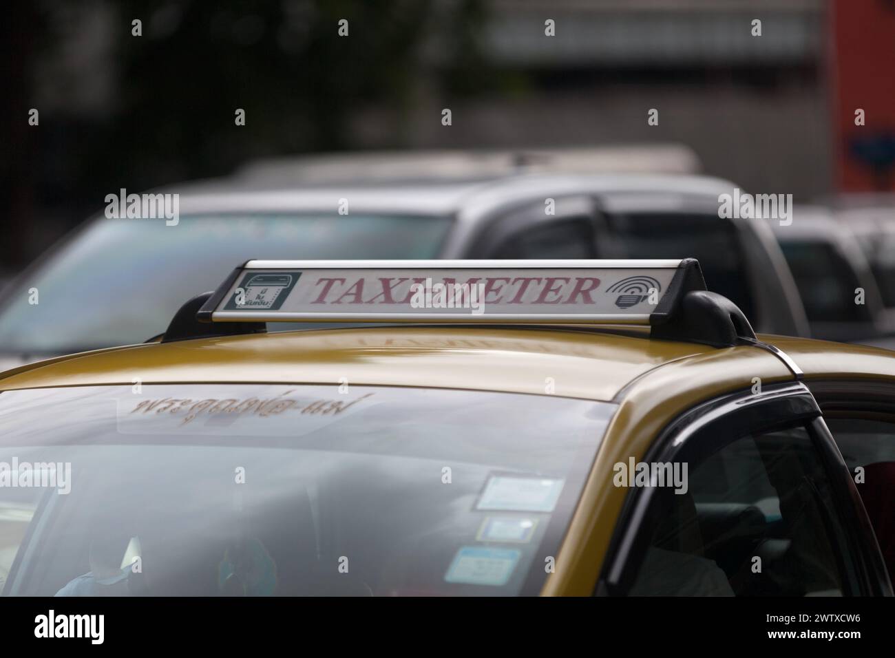 Bangkok, Thailand - 17. September 2018: Nahaufnahme eines Taxifahrzeugs im Stau. Stockfoto