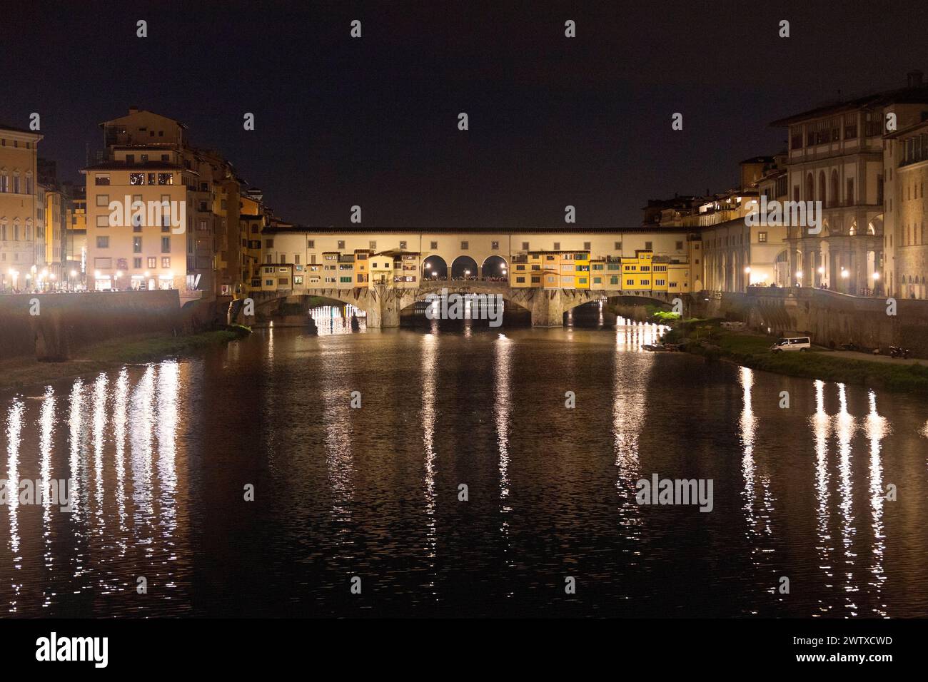 Die Ponte Vecchio (deutsch: Alte Brücke) ist eine mittelalterliche Steinbrücke mit geschlossenem Spandrel über den Fluss Arno in Florenz, Italien Stockfoto