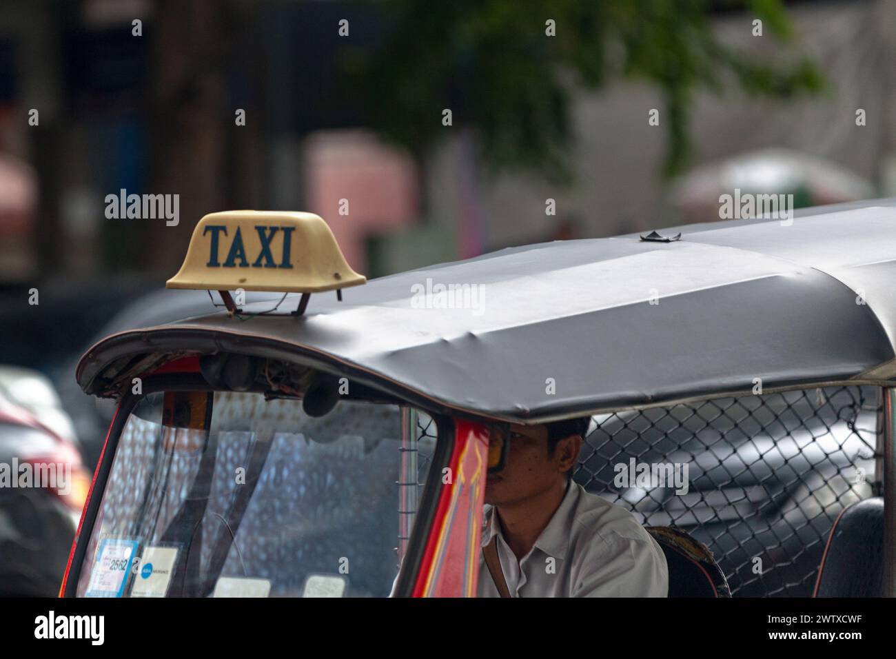 Bangkok, Thailand - 17. September 2018: Taxischild auf dem Dach eines Tuk Tuk. Stockfoto