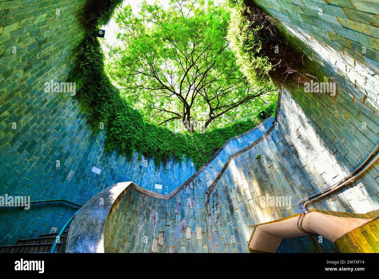 Blick auf eine Wendeltreppe eines unterirdischen Tunnelübergangs im Fort Canning Park, Singapur Stockfoto