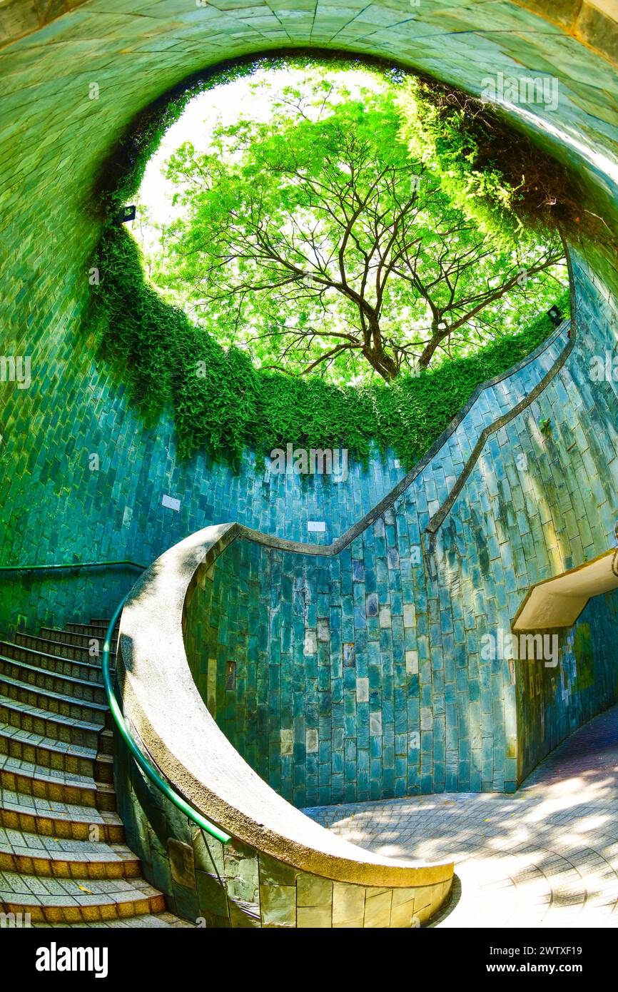 Blick auf eine Wendeltreppe eines unterirdischen Tunnelübergangs im Fort Canning Park, Singapur Stockfoto