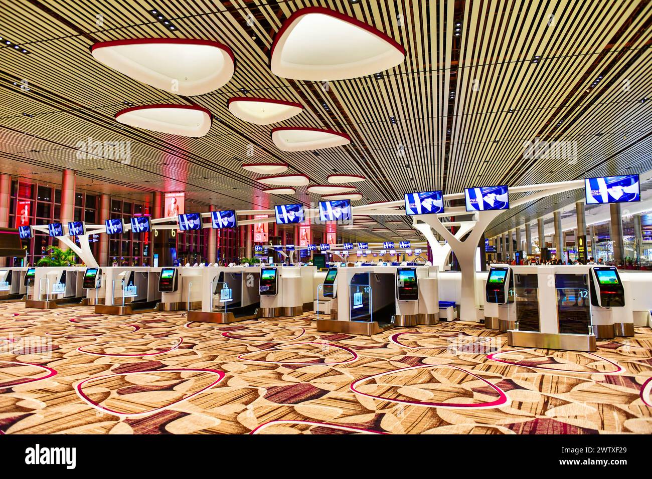 Flughafen Changi, Singapur - OKTOBER 3,2018 : Automatischer Check-in-Automaten, Passagiere können sich an diesen Automaten im neu erbauten Terminal 4 selbst einchecken Stockfoto