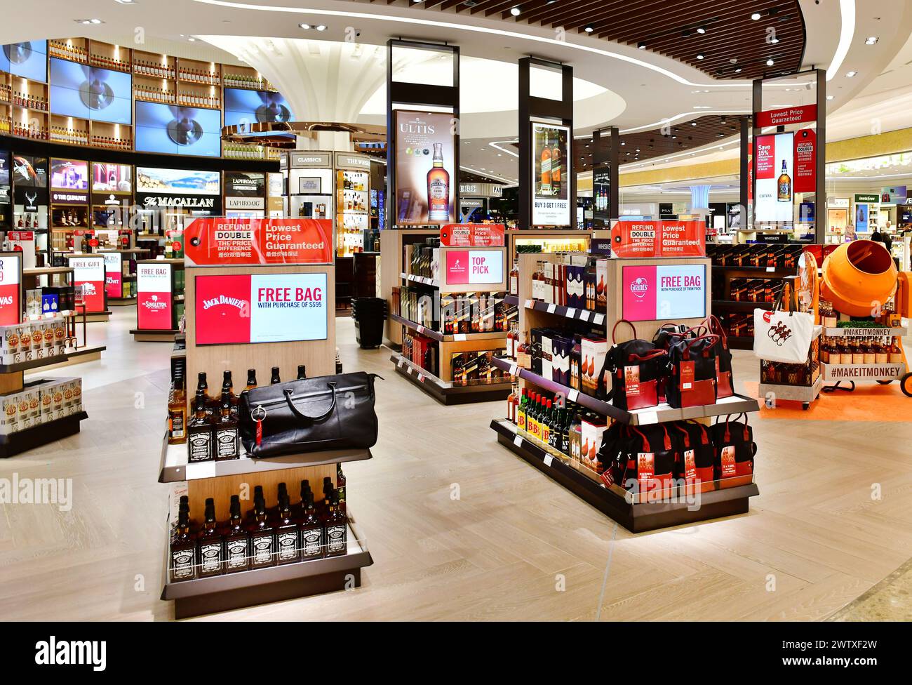 Flughafen Changi, Singapur - OKTOBER 3,2018 : Wein- und Spirituosengeschäft am Flughafen Singapur Changi Terminal 4 ist ein neu gebautes Passagierterminal Stockfoto
