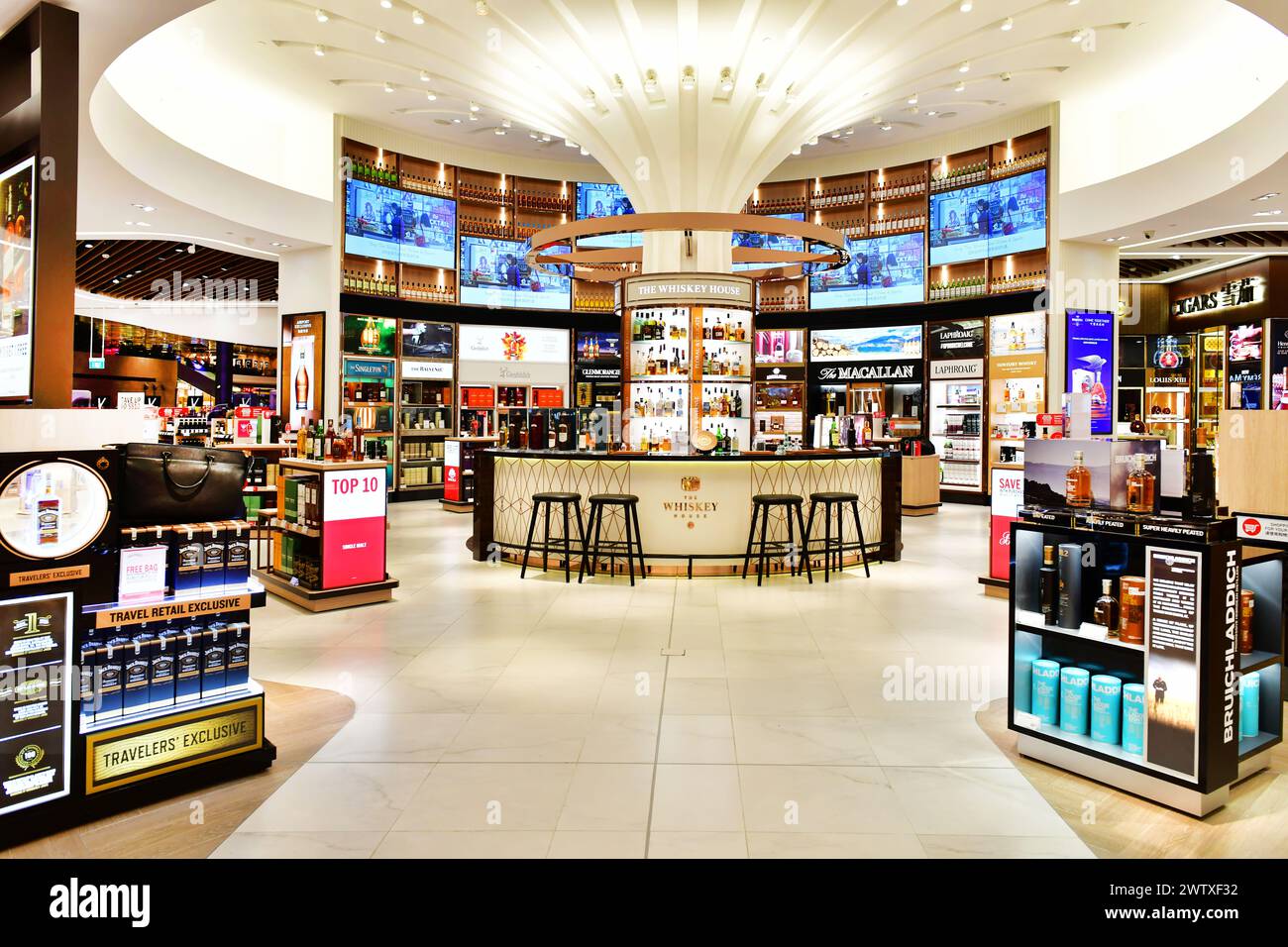 Flughafen Changi, Singapur - OKTOBER 3,2018 : Wein- und Spirituosengeschäft am Flughafen Singapur Changi Terminal 4 ist ein neu gebautes Passagierterminal Stockfoto
