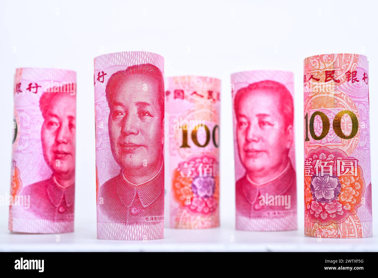 Rollt 100 Yuan, chinesisches Geld ist weißer Hintergrund Stockfoto