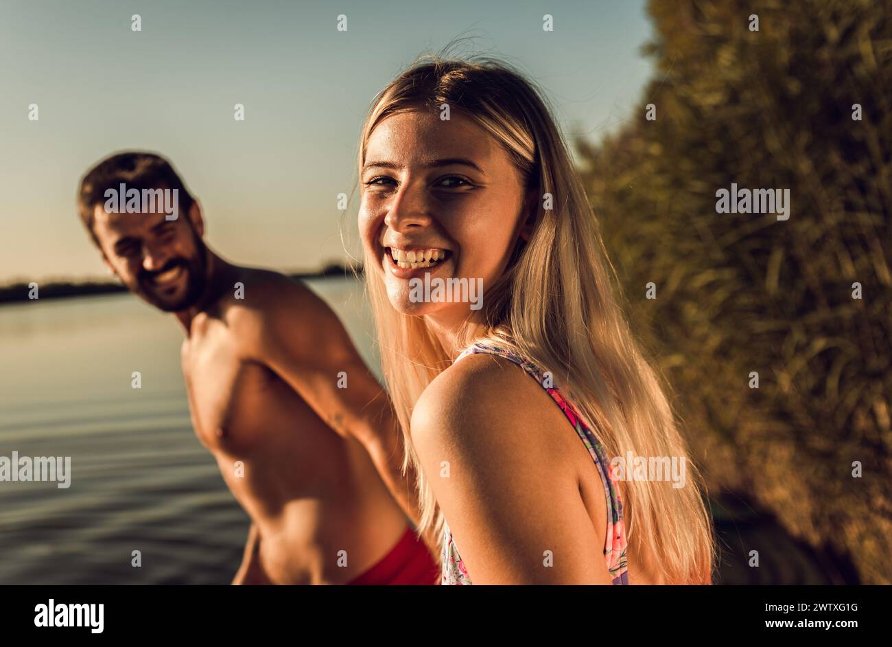 Porträt einer jungen Frau, die den Sommertag auf dem See genießt. Stockfoto
