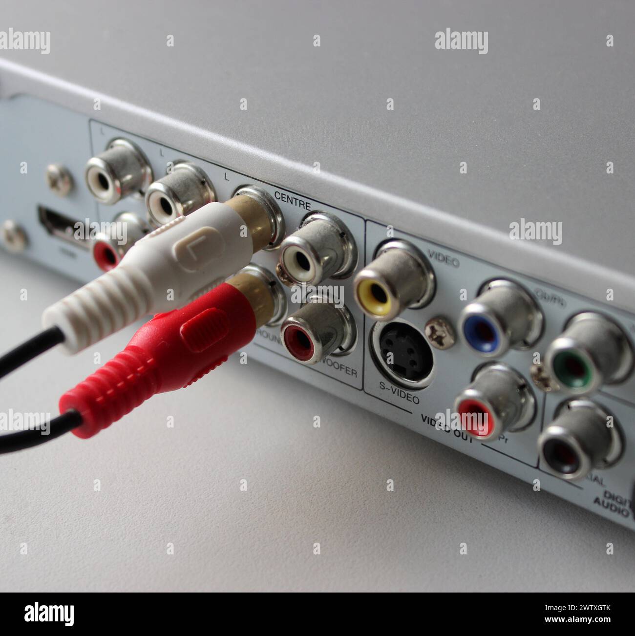 Zwei Cinch-Stecker, die an die Video-Ausgangssteckplätze der Rückseite des Multimedia-Players angeschlossen sind Stockfoto