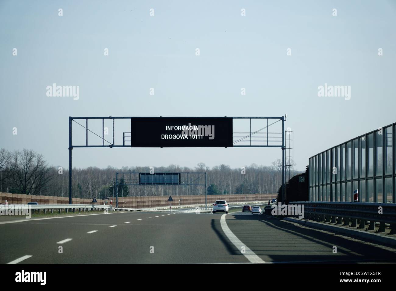 Minsk Mazowiecki, Polen - 10. März 2024 - Informationstafel für Straßenhilfe auf der Autobahn A2 Stockfoto