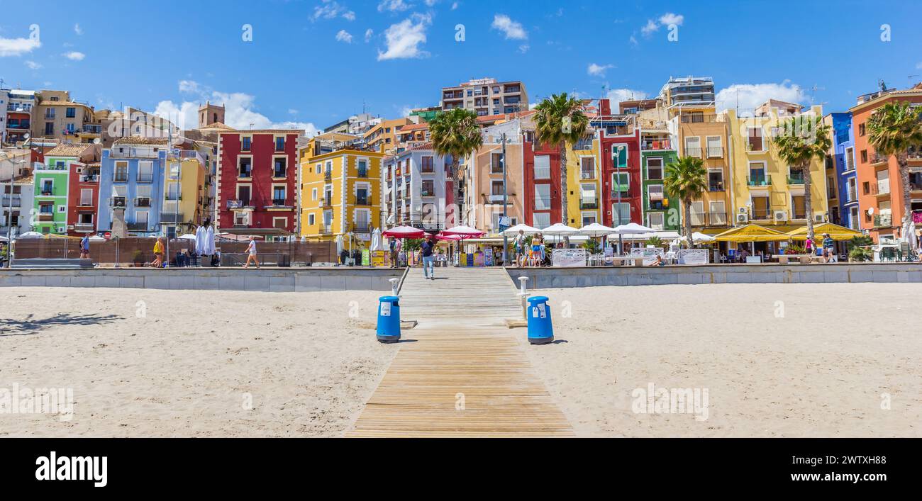 Panorama der farbenfrohen Häuser am Strand in Villajoyosa, Spanien Stockfoto