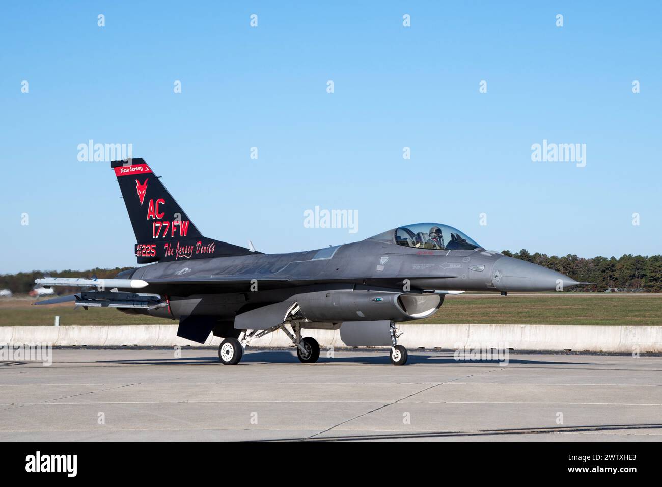 Oberst Derek Routt, Kommandeur des 177th Fighter Wing, bereitet sich auf einen F-16C Fighting Falcon-Start am 2. November 2023 vor. Stockfoto
