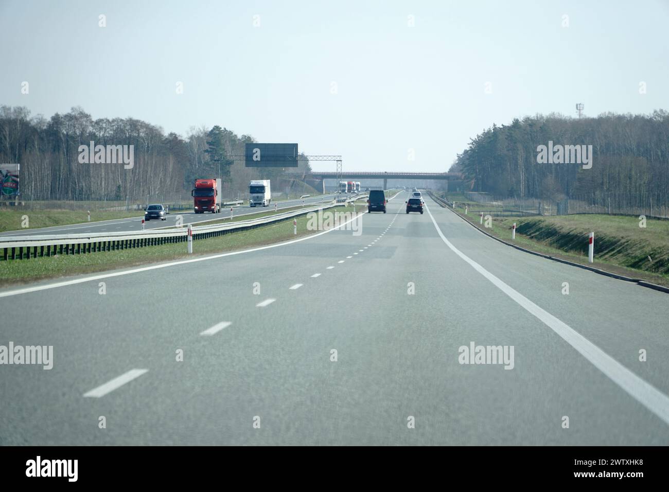 Minsk Mazowiecki, Polen - 10. März 2024 - Autobahn A2 aus Fahrersicht Stockfoto