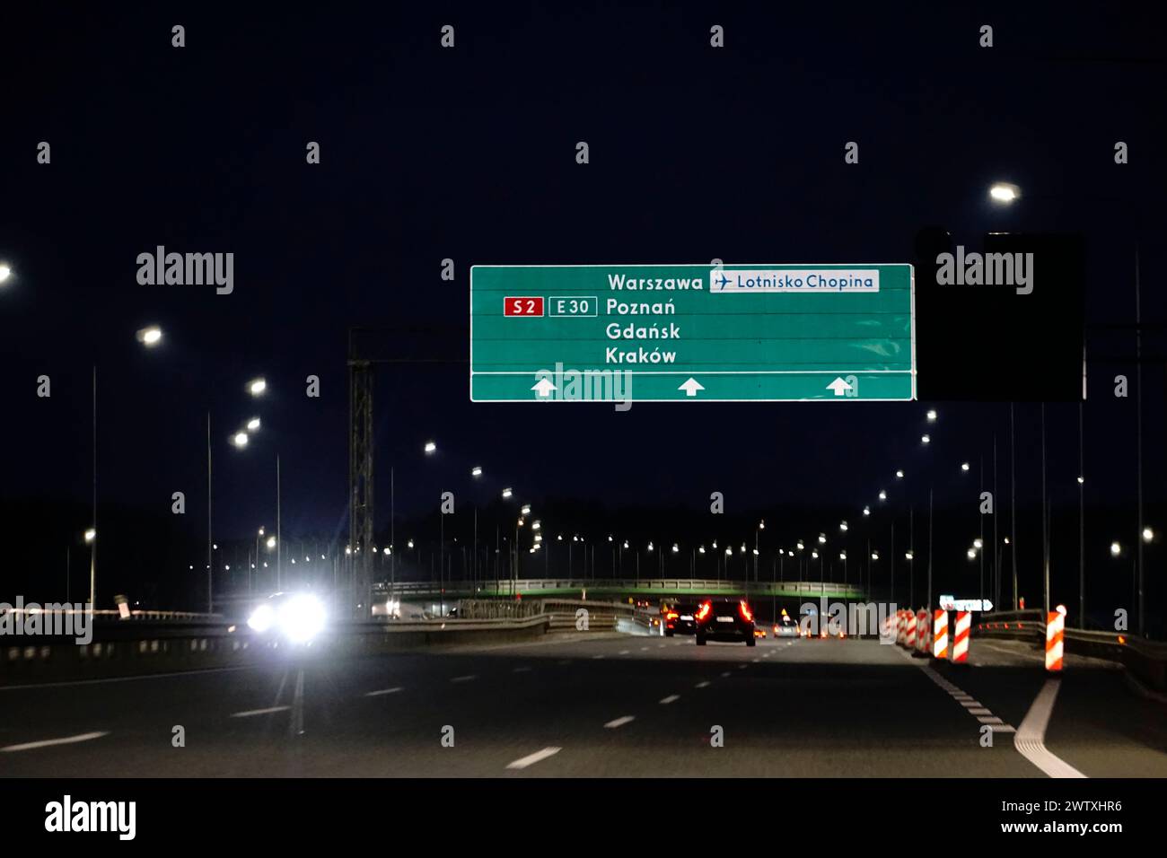 Warschau, Polen - 10. März 2024 - Informationstafel auf der Schnellstraße S2 - Nachtfoto Stockfoto