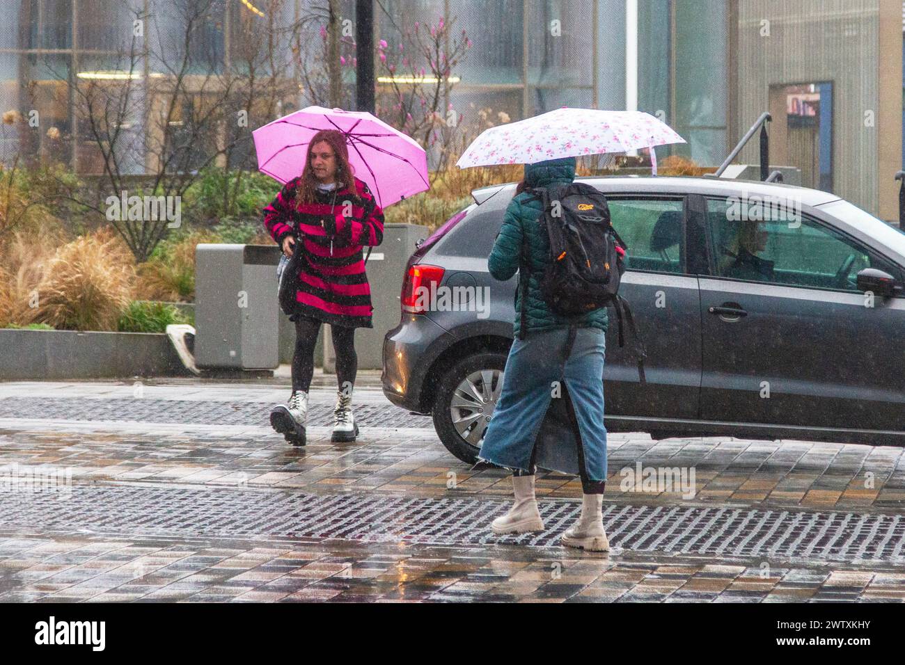 Preston, Lancashire. Wetter in Großbritannien 20. März 2024. März 2024 Wetter in Großbritannien. Studenten, die morgens im Stadtzentrum studieren. Regen, Regen, Regen, Regen, Regen, Regen - gehen, Kommen Sie wieder an einem Tag. Credit; MediaWorldImages/AlamyLiveNews Stockfoto