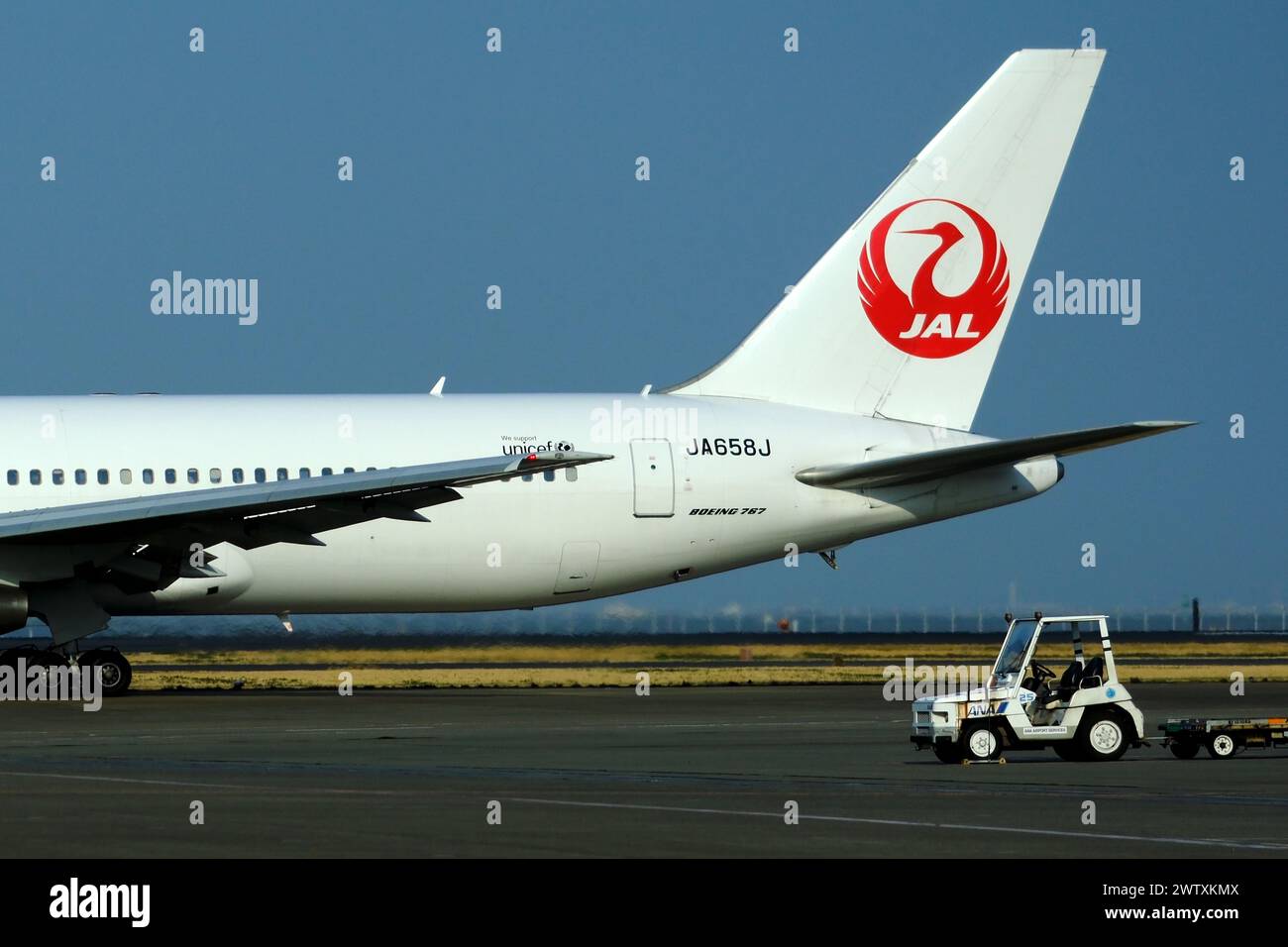 Tokio, Japan. März 2024. JAL Aircraft wartet auf der Landebahn auf Passagiere am Terminal 1 des Internationalen Flughafens Tokio Haneda. JAL hat den „Ouen Saver“-Tarif für Flüge im März festgelegt, um den Wiederaufbau nach dem Erdbeben auf der Halbinsel Noto zu unterstützen. (Foto: James Matsumoto/SOPA Images/SIPA USA) Credit: SIPA USA/Alamy Live News Stockfoto