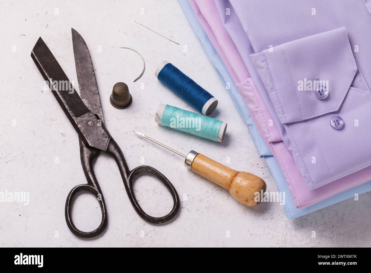 Gefaltete Hemden, Scheren und andere Werkzeuge für die Reparatur von Heimbekleidung Stockfoto