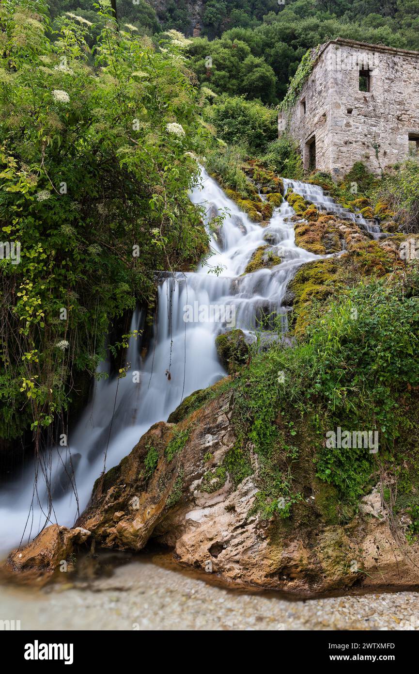 Blick auf eine traditionelle Steinwassermühle in der Gegend von Souli Wassermühlen in Epirus, Griechenland Stockfoto