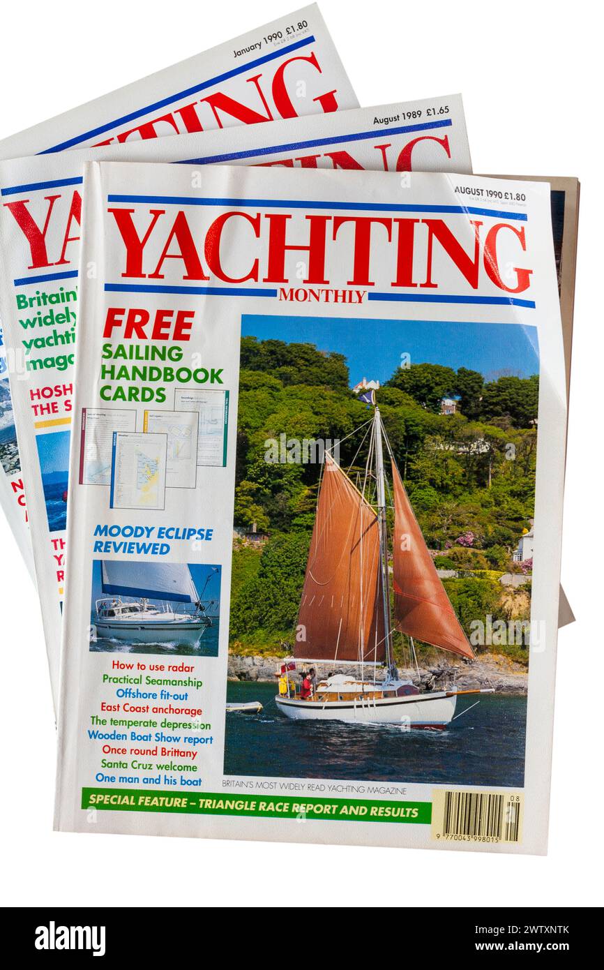 Stapel alter Yachting Monthly Magazine von 1989-1990 auf weißem Hintergrund Stockfoto