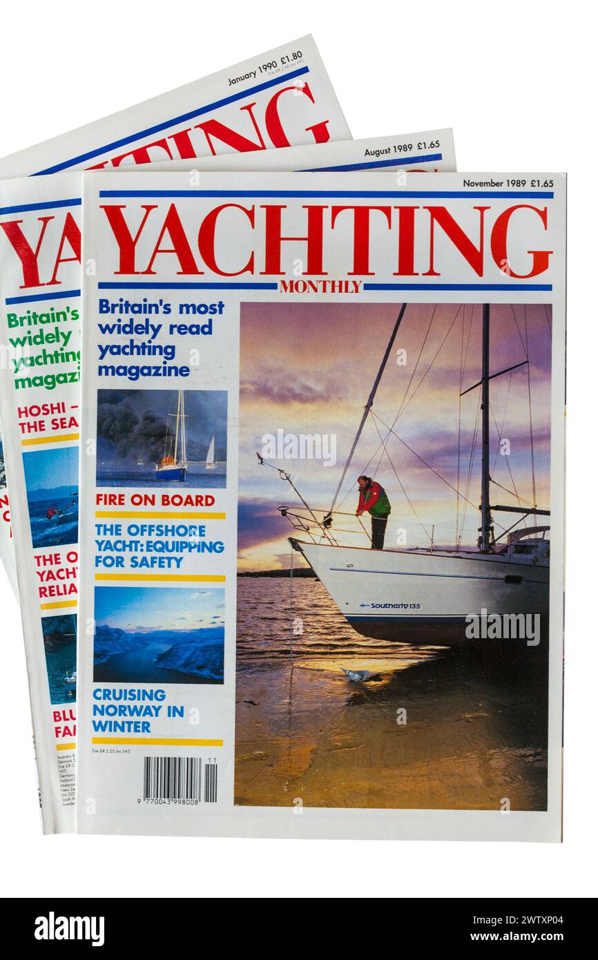 Stapel alter Yachting Monthly Magazine von 1989-1990 auf weißem Hintergrund Stockfoto