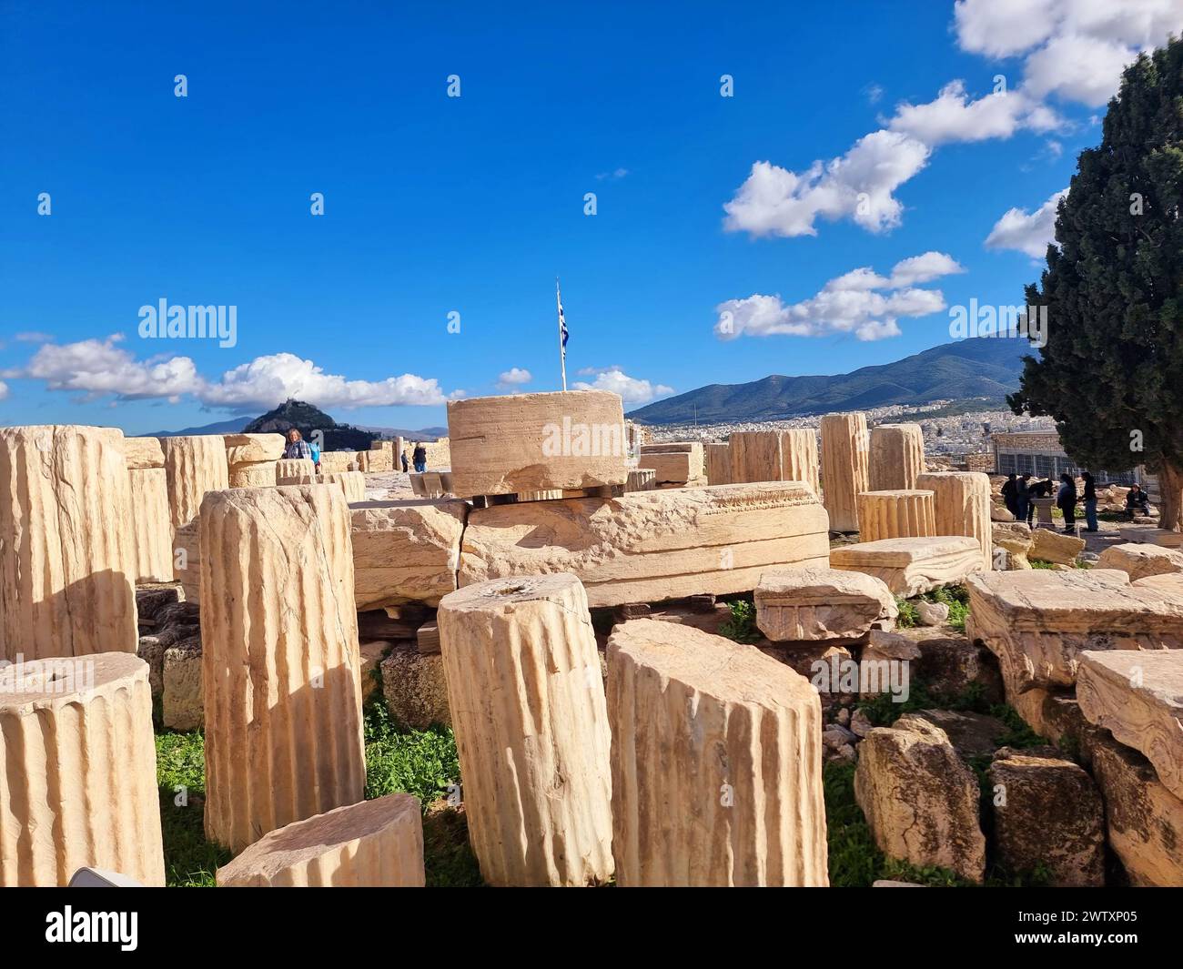 Ruinen rund um Parthenon. Der Parthenon. Der Parthenon wurde Mitte des 5. Jahrhunderts v. Chr. fertiggestellt und ist das Herzstück der Akropolis und wird oft als Meisterwerk der dorischen Architektur angesehen. Der Name bezieht sich auf Athena Parthenos oder „Athena die Jungfrau“. Griechenland. Stockfoto