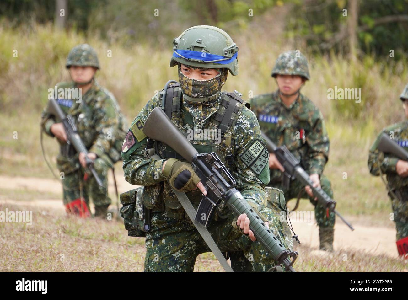 © Mandi Heshmati/MAXPPP - Taichung 20/03/2024 A Taiwan, la duree du Service militaire a ete ramenee a un an en janvier dernier. Eine mesure decidee par la presidente Tsai Ing wen dans le contexte des Tensions grandissantes avec la Chine. Les jeunes conscrits befasst sich nicht mit der Formation de huit semaines en janvier dernier. Sohn aber, Transformator für einfache Zivilpersonen und Wehrpflichtige fähig de Manier les Armes. A l issue de cette Formation, ils ont du se plier a un Test comprenant entre autres leur camouflage et une Simulation d assaut. Taichung 03/20/2024 in Taiwan, die Dauer des Militärdienstes Stockfoto