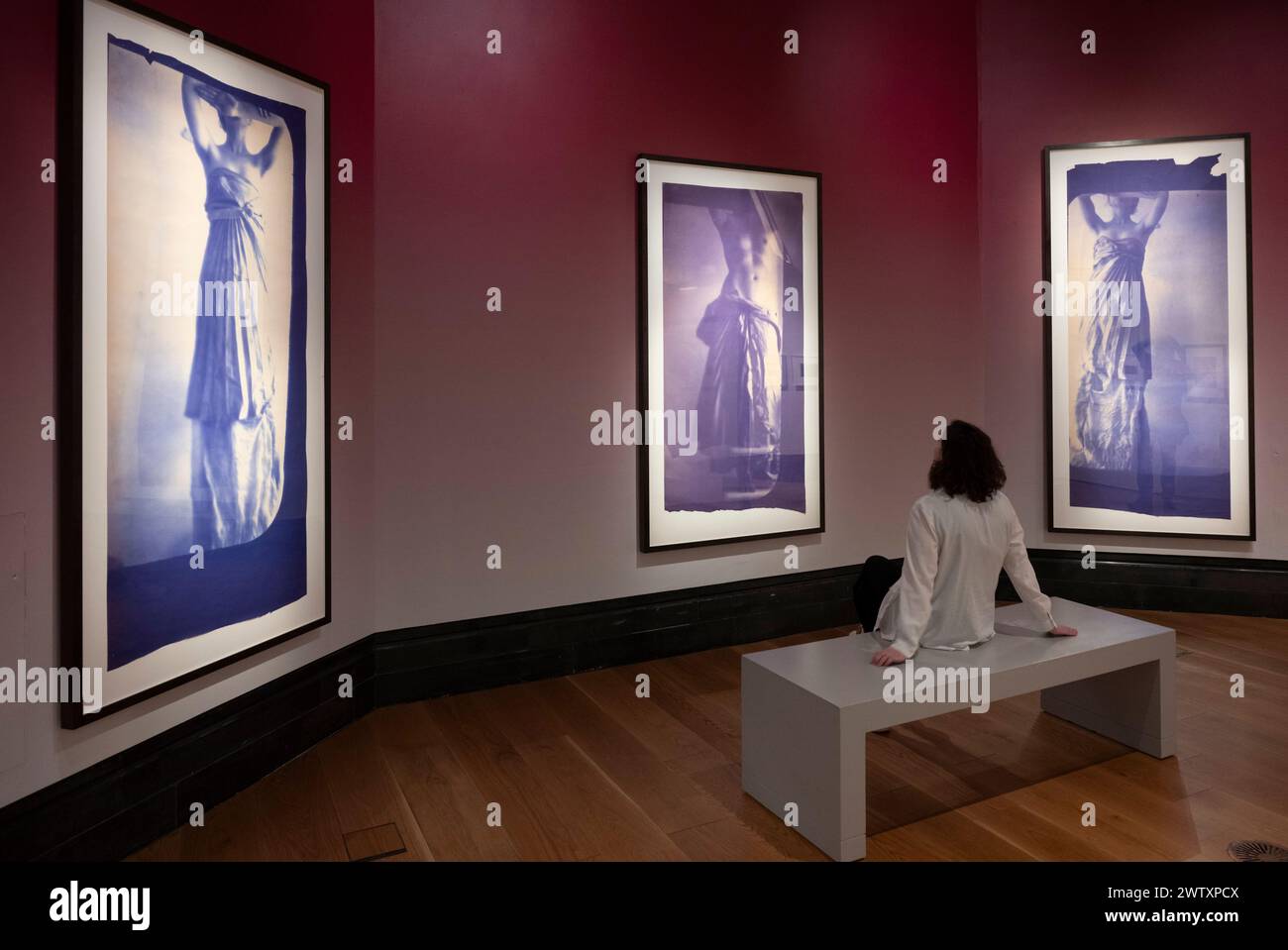 National Portrait Gallery, London, Großbritannien. März 2024. Francesca Woodman und Julia Margaret Cameron: Porträts to Dream in. Die Fotografen Francesca Woodman und Julia Margaret Cameron sind zwei der einflussreichsten Frauen in der Geschichte der Fotografie. Sie lebten ein Jahrhundert auseinander – Cameron arbeitete in Großbritannien und Sri Lanka ab den 1860er Jahren und Woodman in Amerika und Italien ab den 1970er Jahren Beide Frauen erforschten Porträtaufnahmen, die über ihre Fähigkeit hinausgingen, das Erscheinungsbild aufzunehmen. Bild: Francesca Woodman, Untitled, aus der Caryatid-Serie, New York, drei Diazotypabzüge, 1980. Mit Freundlicher Genehmigung Der Woodman Family Foundation. C Stockfoto