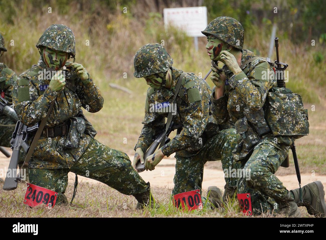 © Mandi Heshmati/MAXPPP - Taichung 20/03/2024 A Taiwan, la duree du Service militaire a ete ramenee a un an en janvier dernier. Eine mesure decidee par la presidente Tsai Ing wen dans le contexte des Tensions grandissantes avec la Chine. Les jeunes conscrits befasst sich nicht mit der Formation de huit semaines en janvier dernier. Sohn aber, Transformator für einfache Zivilpersonen und Wehrpflichtige fähig de Manier les Armes. A l issue de cette Formation, ils ont du se plier a un Test comprenant entre autres leur camouflage et une Simulation d assaut. Taichung 03/20/2024 in Taiwan, die Dauer des Militärdienstes Stockfoto