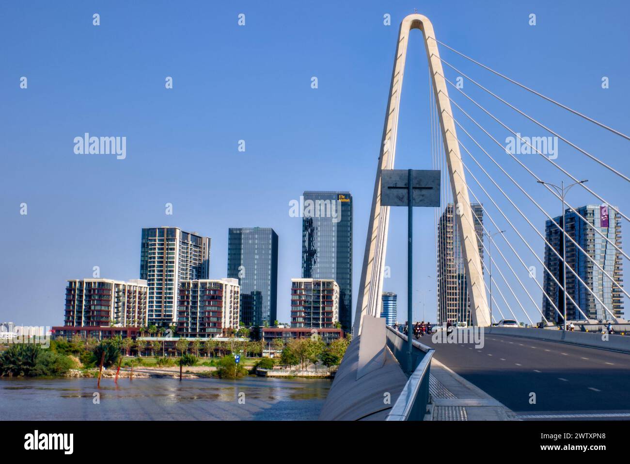 BA Son Road Bridge, verbindet Bezirk 1 mit Bezirk Thu Thiem, Teil der neuen Thu Duc City Entwicklung, Ho Chi Minh City, Vietnam Stockfoto