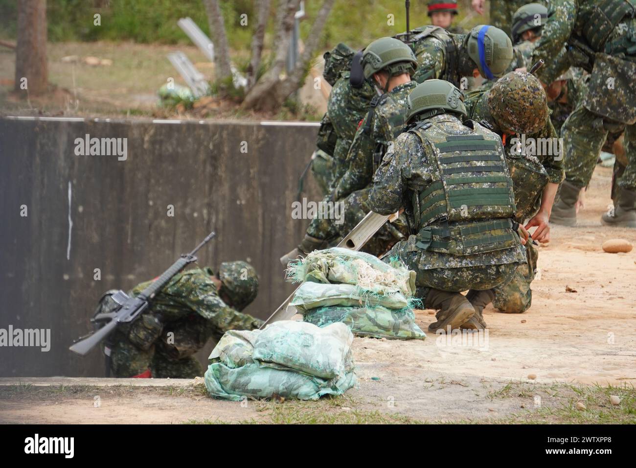 © Mandi Heshmati/MAXPPP - Taichung 20/03/2024 A Taiwan, la duree du Service militaire a ete ramenee a un an en janvier dernier. Eine mesure decidee par la presidente Tsai Ing wen dans le contexte des Tensions grandissantes avec la Chine. Les jeunes conscrits befasst sich nicht mit der Formation de huit semaines en janvier dernier. Sohn aber, Transformator für einfache Zivilpersonen und Wehrpflichtige fähig de Manier les Armes. A l issue de cette Formation, ils ont du se plier a un Test comprenant entre autres leur camouflage et une Simulation d assaut. Taichung 03/20/2024 in Taiwan, die Dauer des Militärdienstes Stockfoto