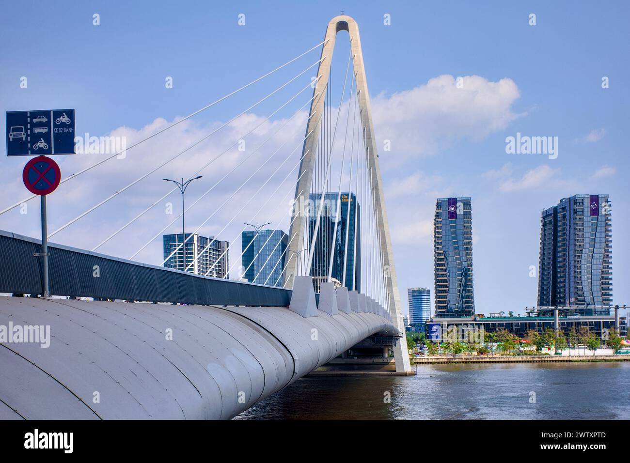 BA Son Road Bridge, verbindet Bezirk 1 mit Bezirk Thu Thiem, Teil der neuen Thu Duc City Entwicklung, Ho Chi Minh City, Vietnam Stockfoto