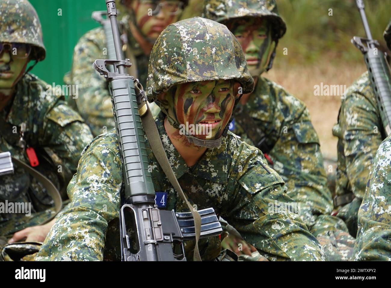 © Mandi Heshmati/MAXPPP - Taichung 20/03/2024 A Taiwan, la duree du Service militaire a ete ramenee a un an en janvier dernier. Eine mesure decidee par la presidente Tsai Ing wen dans le contexte des Tensions grandissantes avec la Chine. Les jeunes conscrits befasst sich nicht mit der Formation de huit semaines en janvier dernier. Sohn aber, Transformator für einfache Zivilpersonen und Wehrpflichtige fähig de Manier les Armes. A l issue de cette Formation, ils ont du se plier a un Test comprenant entre autres leur camouflage et une Simulation d assaut. Taichung 03/20/2024 in Taiwan, die Dauer des Militärdienstes Stockfoto