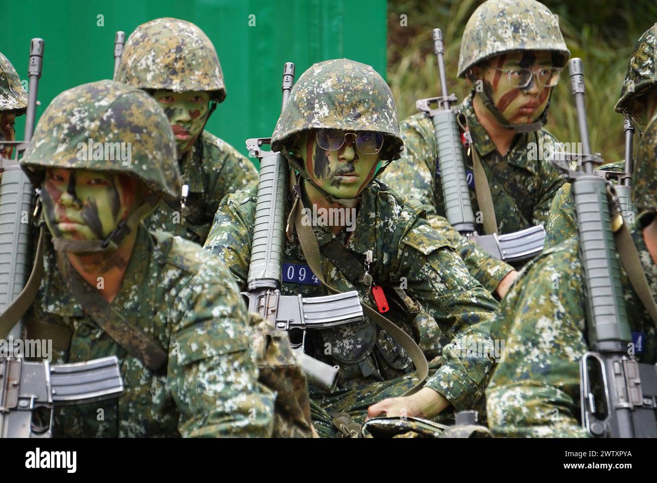 © Mandi Heshmati/MAXPPP - Taichung 20/03/2024 A Taiwan, la duree du Service militaire a ete ramenee a un an en janvier dernier. Eine mesure decidee par la presidente Tsai Ing wen dans le contexte des Tensions grandissantes avec la Chine. Les jeunes conscrits befasst sich nicht mit der Formation de huit semaines en janvier dernier. Sohn aber, Transformator für einfache Zivilpersonen und Wehrpflichtige fähig de Manier les Armes. A l issue de cette Formation, ils ont du se plier a un Test comprenant entre autres leur camouflage et une Simulation d assaut. Taichung 03/20/2024 in Taiwan, die Dauer des Militärdienstes Stockfoto