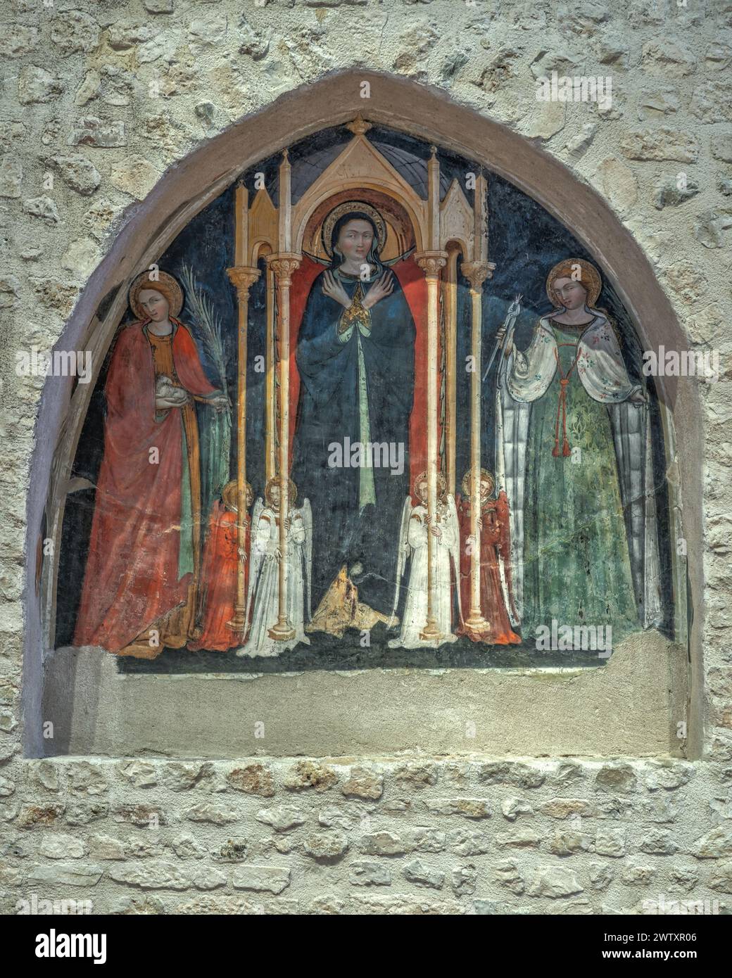 Mittelalterliches Fresko in einer Nische, das die Madonna mit den Heiligen Agnes und Apollonia darstellt. Basilika Santa Maria di Collemaggio, L'Aquila, Abruzzen, Italien, Stockfoto