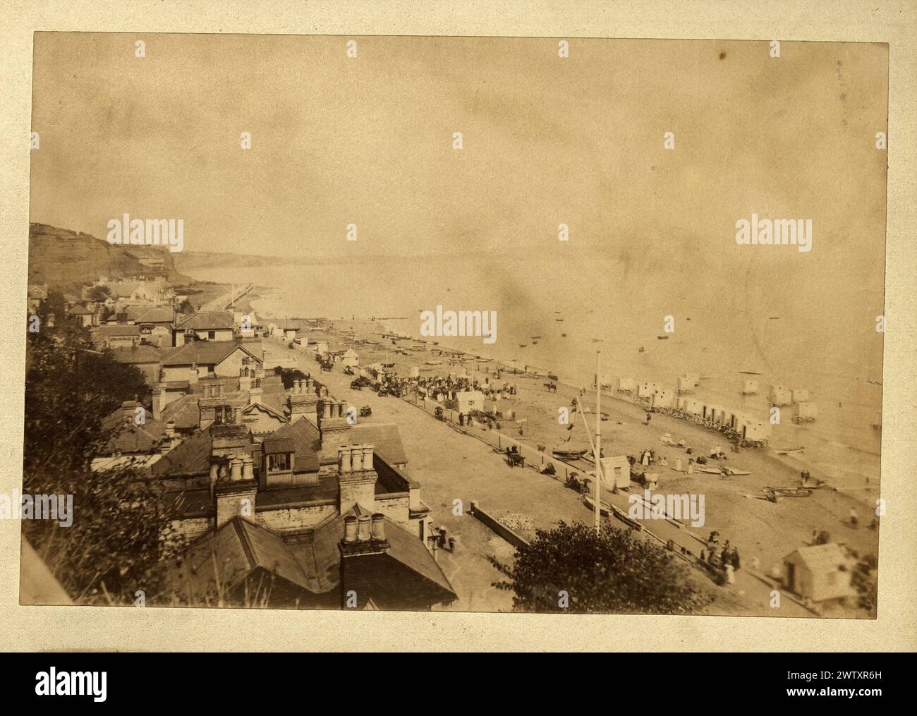 Vintage-Foto von britischem Badeort, Bademaschinen am Strand, Touristen, 1880er Jahre, unbekannte Lage, viktorianisches 19. Jahrhundert Stockfoto