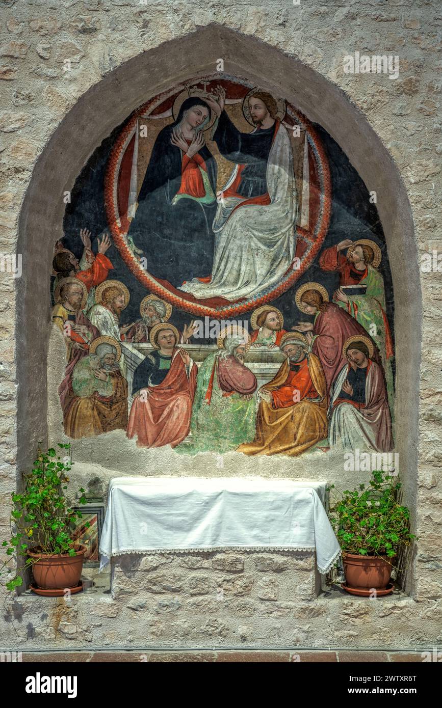 Mittelalterliches Fresko in einer Nische, das die Himmelfahrt und Krönung der Jungfrau darstellt. Basilika Santa Maria di Collemaggio, L'Aquila, Abruzzen, Italien Stockfoto
