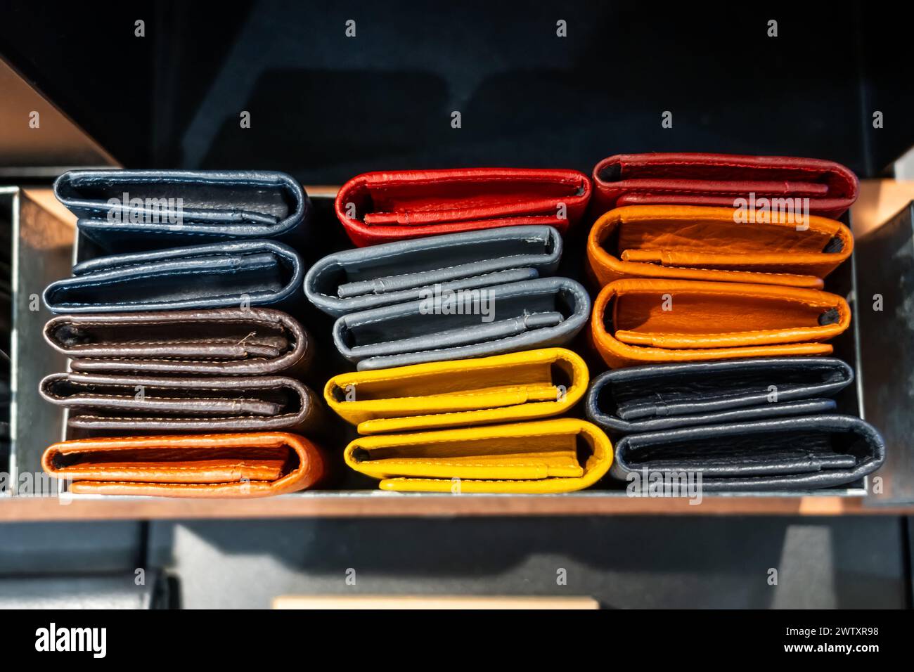 Geldbörse, Geldbörse auf einem Tisch in einem Schaufenster zum Verkauf. Stockfoto