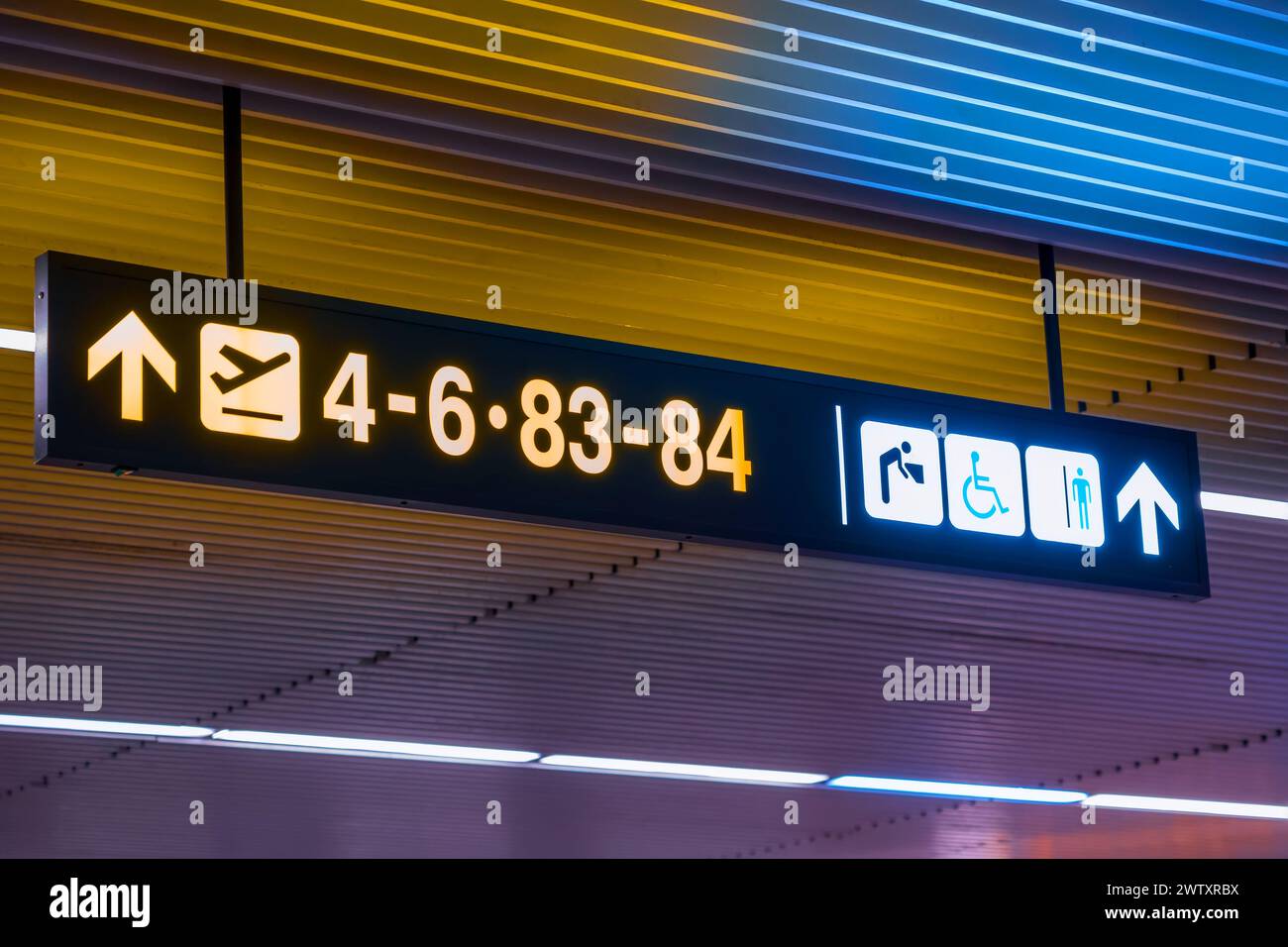 Schilder zu den Gate-Nummern für die Boarding-Tore, Toiletten, Toiletten, Umkleideräume im Flughafenterminal. Stockfoto