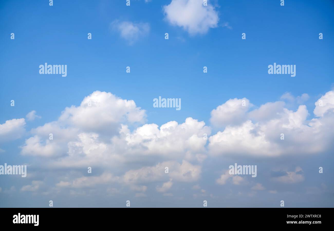 cumulus Wolken und blauer Himmel. Stockfoto