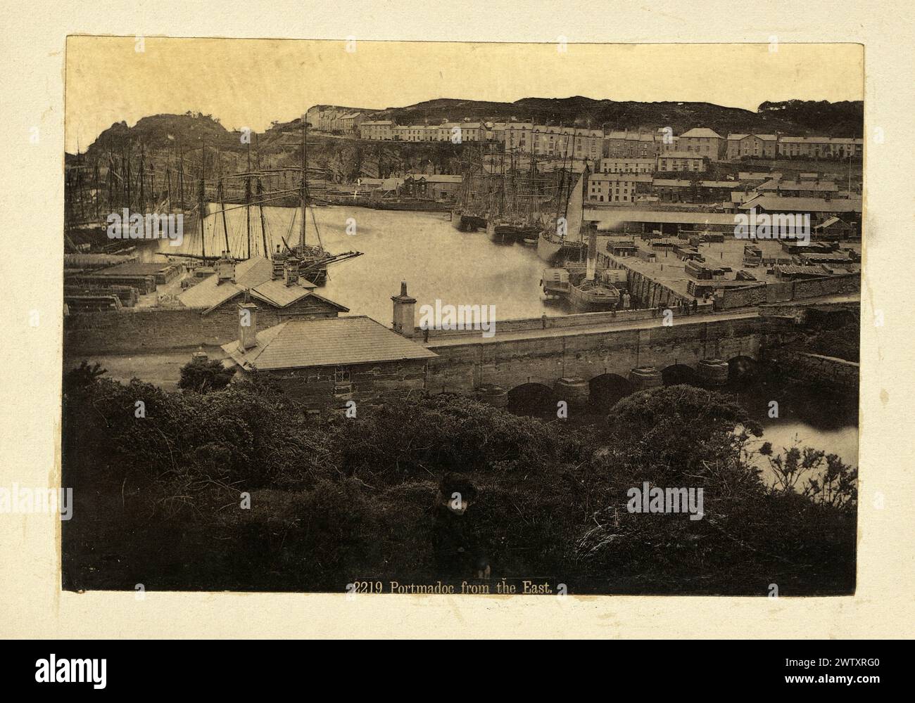 Vintage-Foto von Schiffen von Hafen, Portmadoc, Porthmadog, Gwynedd, Wales, 1880er Jahre, viktorianisches 19. Jahrhundert Stockfoto