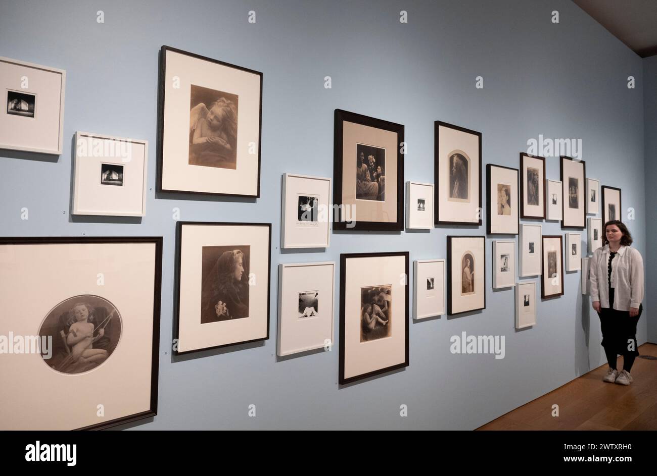 National Portrait Gallery, London, Großbritannien. März 2024. Francesca Woodman und Julia Margaret Cameron: Porträts to Dream in. Die Fotografen Francesca Woodman und Julia Margaret Cameron sind zwei der einflussreichsten Frauen in der Geschichte der Fotografie. Sie lebten ein Jahrhundert auseinander – Cameron arbeitete in Großbritannien und Sri Lanka ab den 1860er Jahren und Woodman in Amerika und Italien ab den 1970er Jahren Beide Frauen erforschten Porträtaufnahmen, die über ihre Fähigkeit hinausgingen, das Erscheinungsbild aufzunehmen. Bild: Wand mit Werken von Julia Margaret Cameron und Francesca Woodman. Quelle: Malcolm Park/Alamy Live News Stockfoto