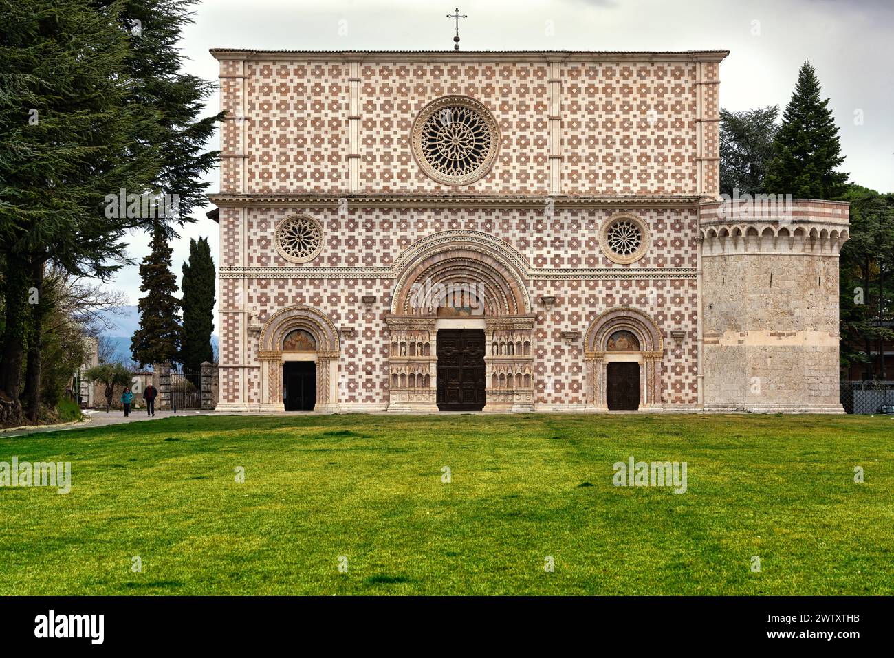 Die Fassade der Basilika Santa Maria di Collemaggio ist im romanisch-gotischen Stil gehalten. L'Aquila, Abruzzen, Italien, Europa Stockfoto