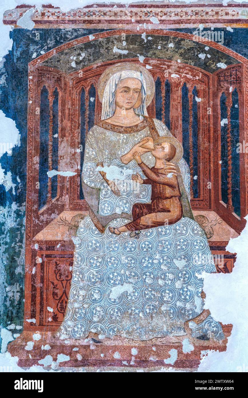 Fresko in der Kirche San Silvestro in L'Aquila, die eine Madonna darstellt, die auf einem Thron sitzt, während sie ihr Kind stillt. L'Aquila, Abruzzen, Italien Stockfoto