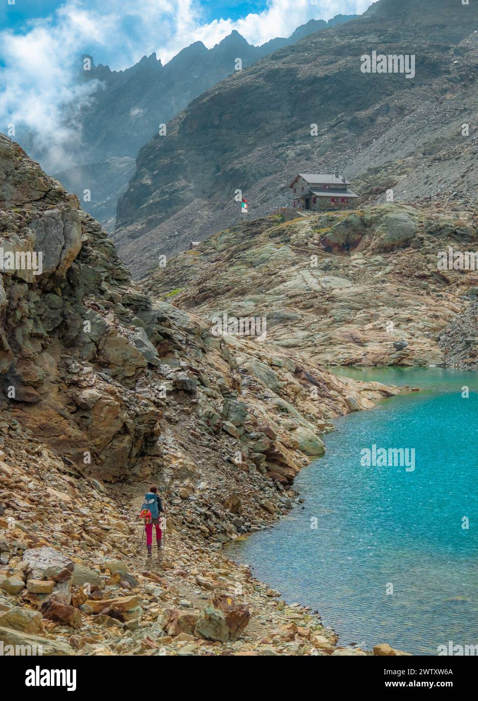 Breuil-Cervinia (Italien) - Ein Blick auf das Bergmassiv von Cervino im Aostatal, hier mit Trekkingwegen, Seen und alpinistischen Ferrata Vofrède Stockfoto