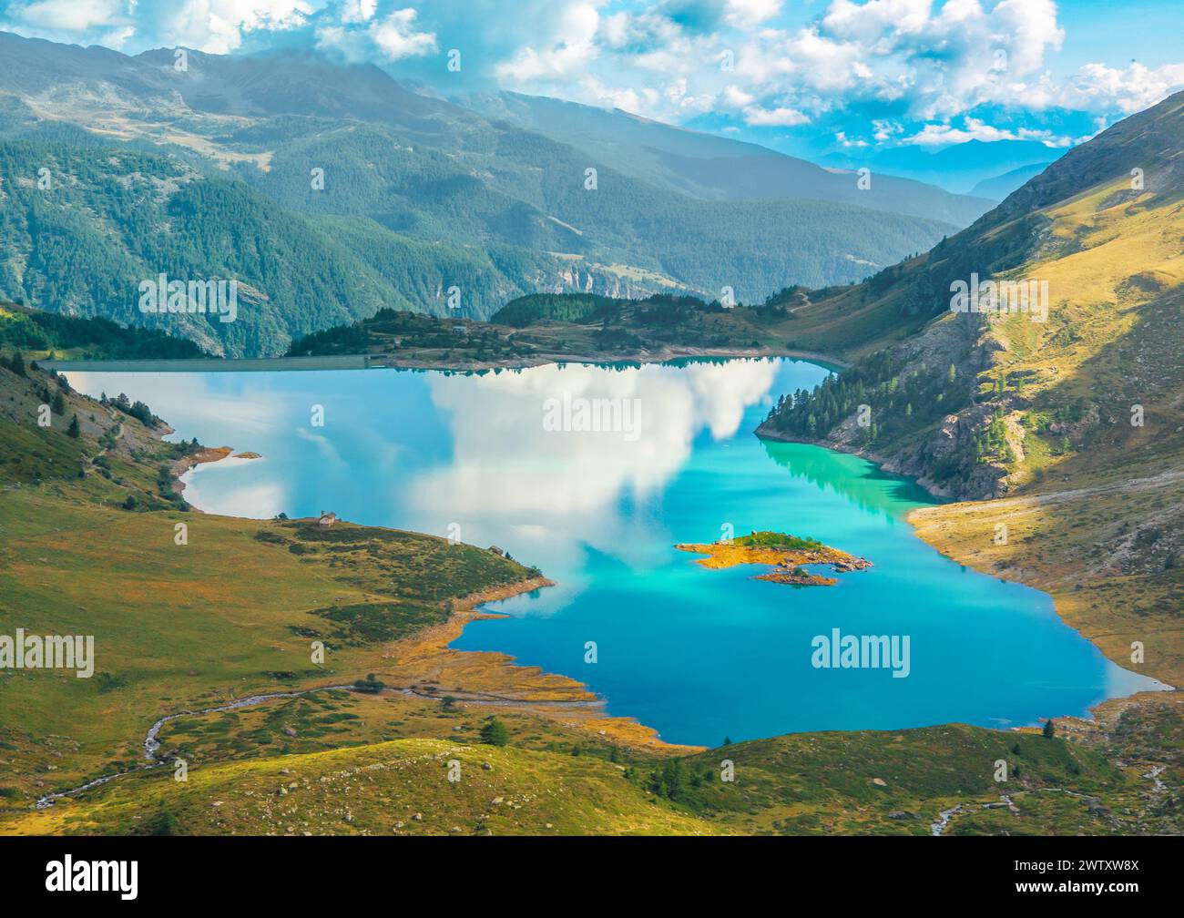 Breuil-Cervinia (Italien) - Ein Blick auf das Bergmassiv von Cervino im Aostatal, hier mit Trekkingwegen, Seen und alpinistischen Ferrata Vofrède Stockfoto