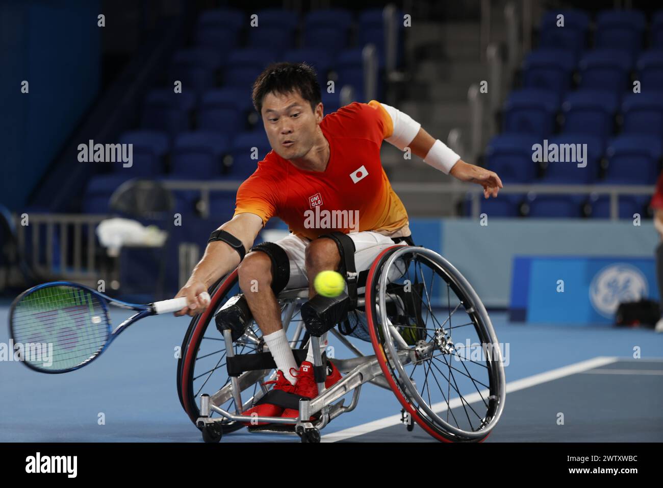 Tokio, Japan. März 2024. Japans Shingo Kunieda wurde beim Goldmedaillenspiel der Männer im Einzelrollstuhl Tennis am 11. Tag in Tokio 2020 in Aktion genommen. Der japanische Shingo Kunieda besiegelte zum vierten Mal das Gold und besiegte Tom Egberink aus den Niederlanden. Der japanische Gastgeberheld Shingo Kunieda holte am Samstag (4. September), dem letzten Tag des Rollstuhltennis-Turniers bei den Paralympischen Spielen in Tokio 2020, die vierte Goldmedaille seiner Karriere, als er Tom Egberink aus den Niederlanden in zwei Sätzen besiegte. Quelle: SOPA Images Limited/Alamy Live News Stockfoto