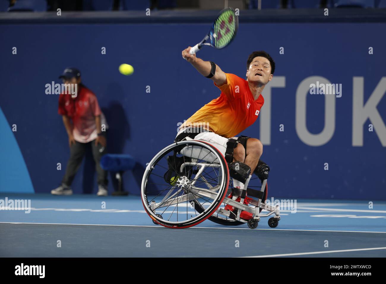 Tokio, Japan. März 2024. Japans Shingo Kunieda wurde beim Goldmedaillenspiel der Männer im Einzelrollstuhl Tennis am 11. Tag in Tokio 2020 in Aktion genommen. Der japanische Shingo Kunieda besiegelte zum vierten Mal das Gold und besiegte Tom Egberink aus den Niederlanden. Der japanische Gastgeberheld Shingo Kunieda holte am Samstag (4. September), dem letzten Tag des Rollstuhltennis-Turniers bei den Paralympischen Spielen in Tokio 2020, die vierte Goldmedaille seiner Karriere, als er Tom Egberink aus den Niederlanden in zwei Sätzen besiegte. Quelle: SOPA Images Limited/Alamy Live News Stockfoto