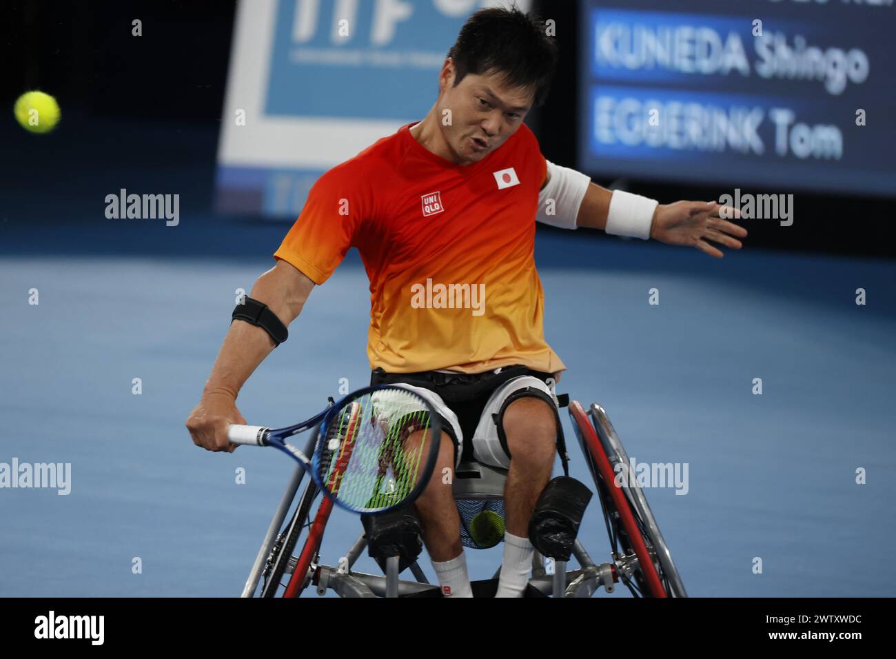 Japans Shingo Kunieda wurde beim Goldmedaillenspiel der Männer im Einzelrollstuhl Tennis am 11. Tag in Tokio 2020 in Aktion genommen. Der japanische Shingo Kunieda besiegelte zum vierten Mal das Gold und besiegte Tom Egberink aus den Niederlanden. Der japanische Gastgeberheld Shingo Kunieda holte am Samstag (4. September), dem letzten Tag des Rollstuhltennis-Turniers bei den Paralympischen Spielen in Tokio 2020, die vierte Goldmedaille seiner Karriere, als er Tom Egberink aus den Niederlanden in zwei Sätzen besiegte. (Foto: James Matsumoto/SOPA Images/SIPA USA) Stockfoto