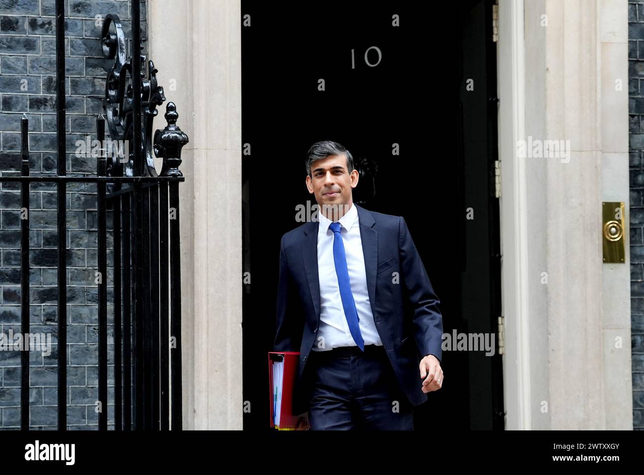 Premierminister Rishi Sunak verlässt die Downing Street 10 in London, um an den Fragen des Premierministers in den Houses of Parliament teilzunehmen. Bilddatum: Mittwoch, 20. März 2024. Stockfoto