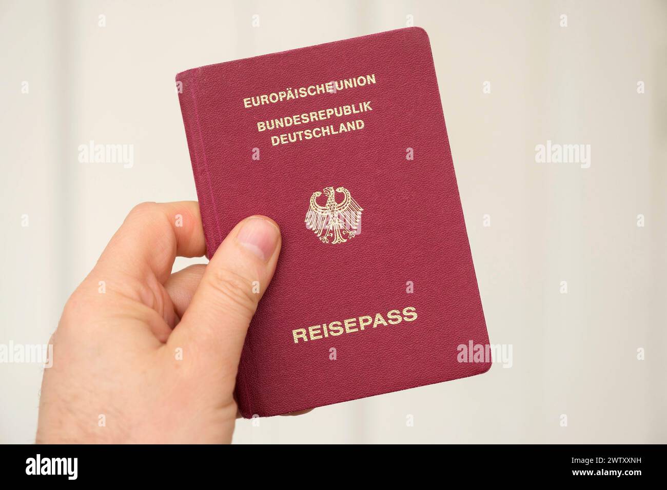 Hand hält einen deutschen Reisepass *** Hand hält einen deutschen Reisepass Nordrhein-Westfalen Deutschland, Deutschland GMS11337 Stockfoto