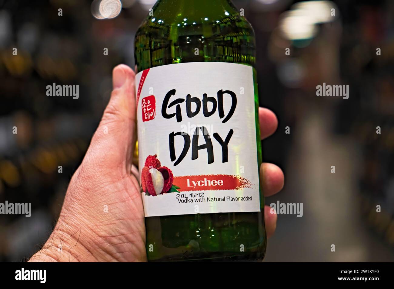Honolulu, HI - 24. Dezember 2023 : Good Day-Marke Litschi aromatisierte Soju- oder Noju-Flasche und Etikett in der Hand importiert in die Vereinigten Staaten, bekannt als koreanischer Wodka. Stockfoto