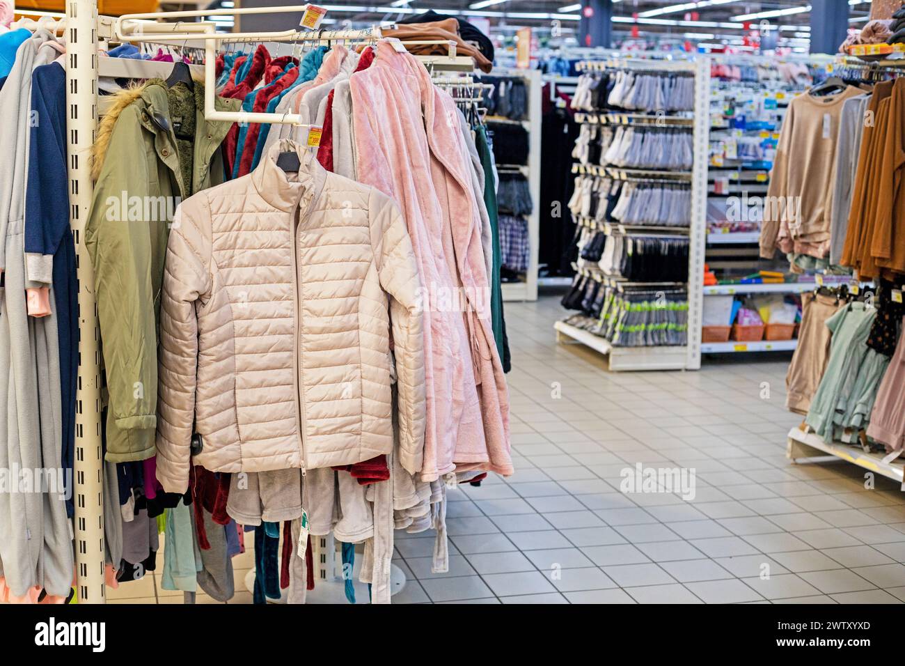 Stilvolle, moderne Oberbekleidung in einem Supermarkt Stockfoto